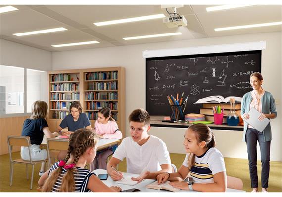 Schulzimmer mit Projektor V1